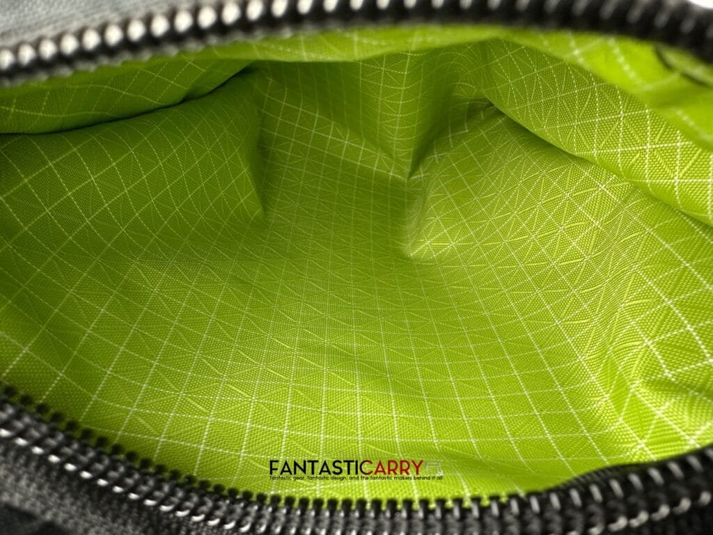Tom Bihn Synik 30 in blacl X-Pac® and Kiwi