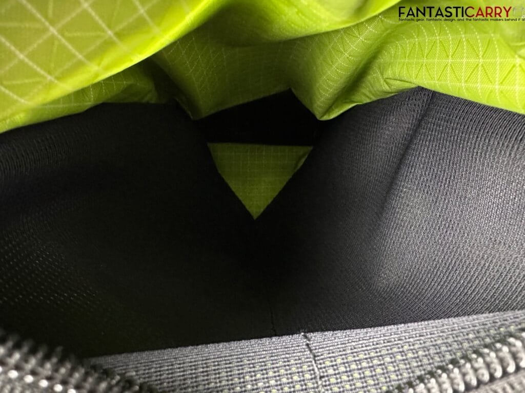 Tom Bihn Synik 30 in blacl X-Pac® and Kiwi