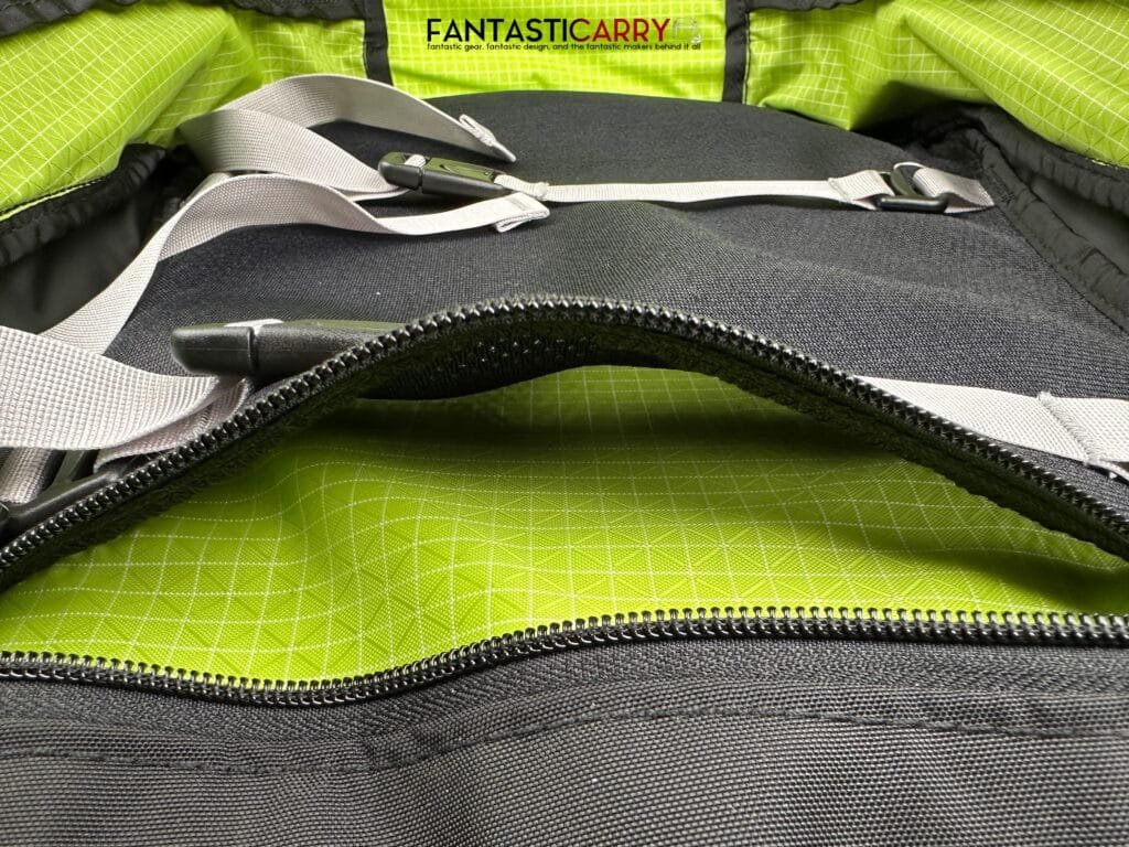 Tom Bihn Synik 30 in blacl X-Pac® and Kiwi