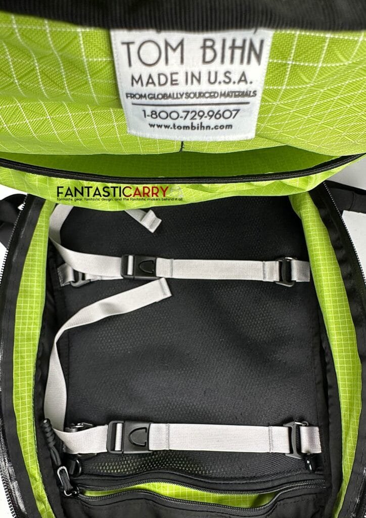 Tom Bihn Synik 30 in blacl X-Pac® and Kiwi