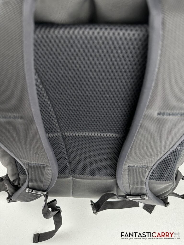 Tom Bihn Synik 30 in blacl X-Pac® and Kiwi