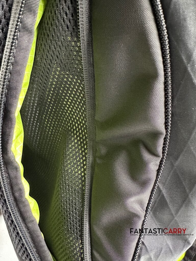 Tom Bihn Synik 30 in blacl X-Pac® and Kiwi