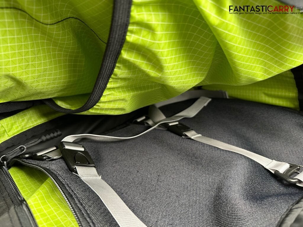 Tom Bihn Synik 30 in blacl X-Pac® and Kiwi
