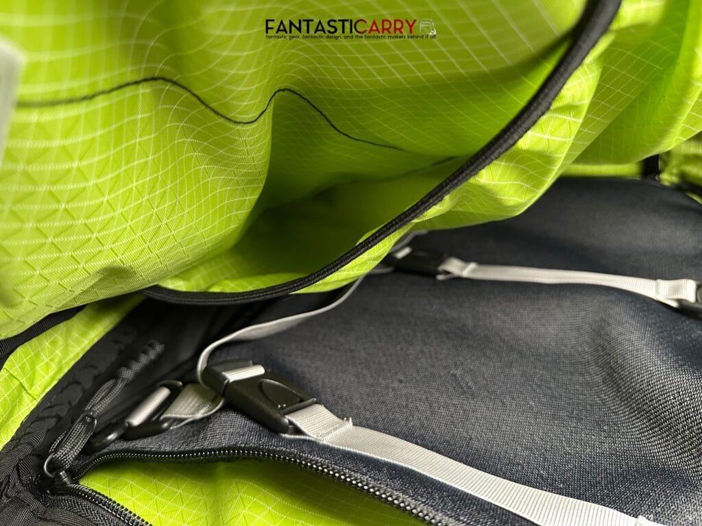 Tom Bihn Synik 30 in blacl X-Pac® and Kiwi