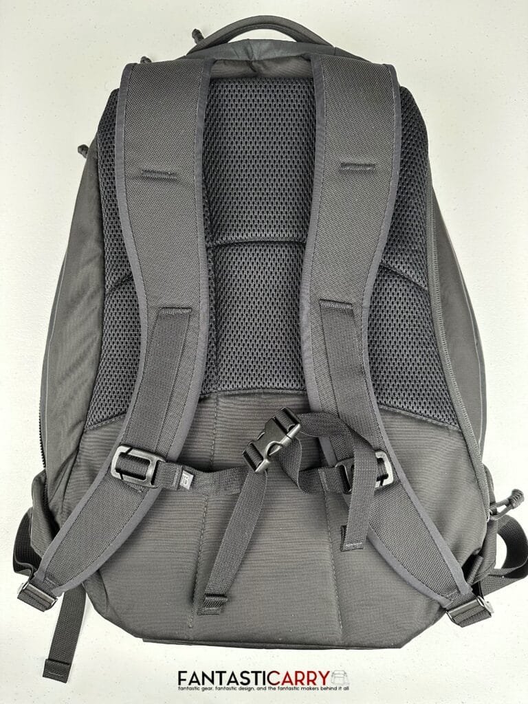 Tom Bihn Synik 30 in blacl X-Pac® and Kiwi