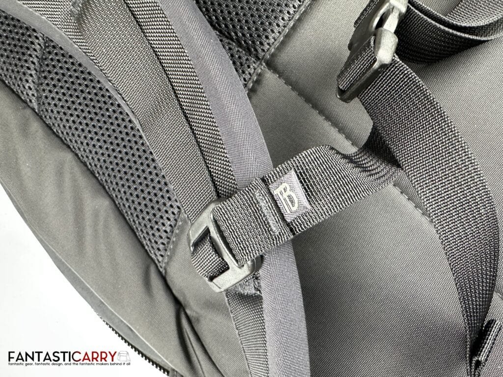 Tom Bihn Synik 30 in blacl X-Pac® and Kiwi