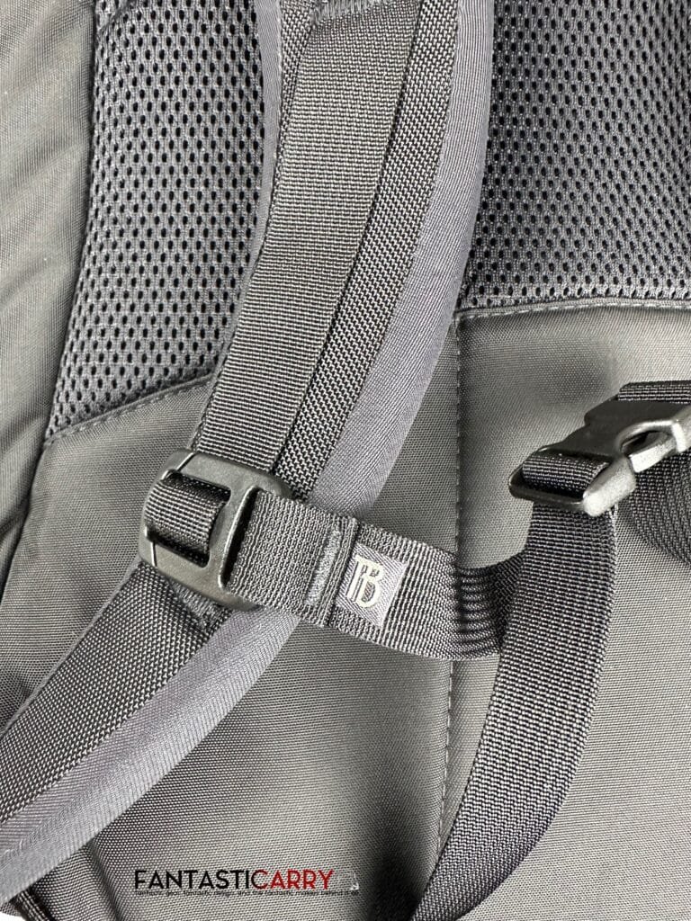 Tom Bihn Synik 30 in blacl X-Pac® and Kiwi