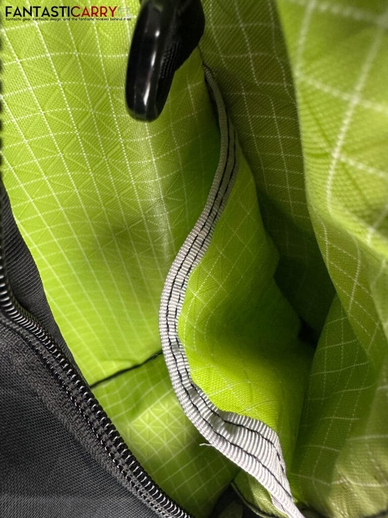 Tom Bihn Synik 30 in blacl X-Pac® and Kiwi
