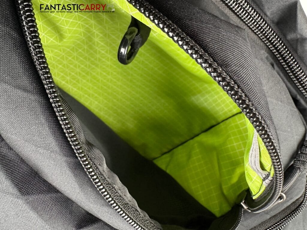 Tom Bihn Synik 30 in blacl X-Pac® and Kiwi