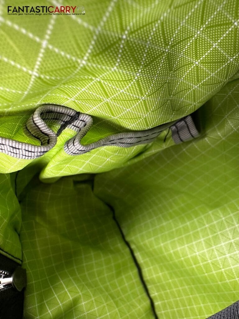 Tom Bihn Synik 30 in blacl X-Pac® and Kiwi